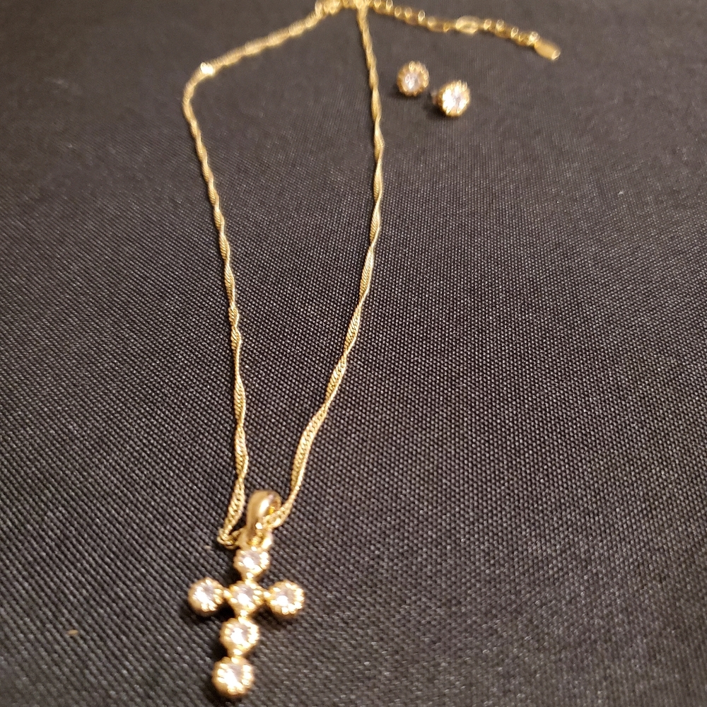 Yanbal gold tone cross and stud earring set